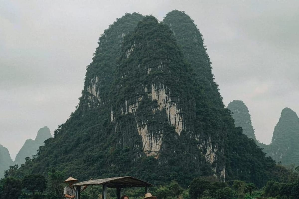 Jangada de bambu no rio Li entre picos calcários